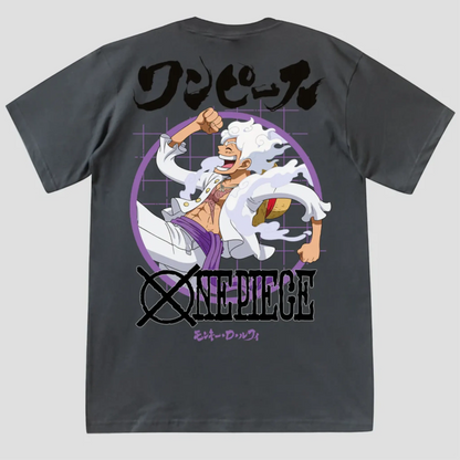 Vista trasera de la playera oversize de Luffy en modo Gear 5 de One Piece, con diseño japonés y logo clásico