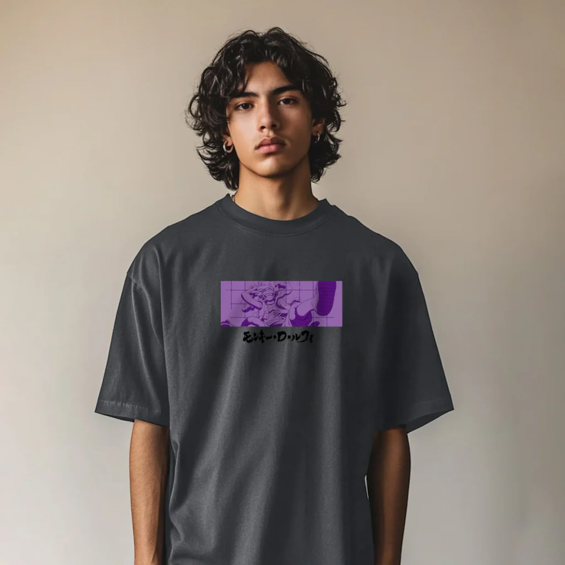 Modelo vistiendo la playera oversize de Luffy Gear 5 de One Piece, mostrando el diseño frontal