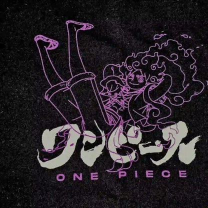 Detalle del diseño frontal de la playera oversize negra One Piece con Luffy en estilo boceto morado