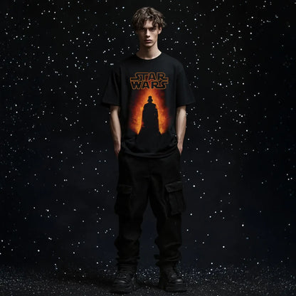 Modelo masculino con playera oversize de Star Wars con ilustración de Darth Vader en silueta incandescente
