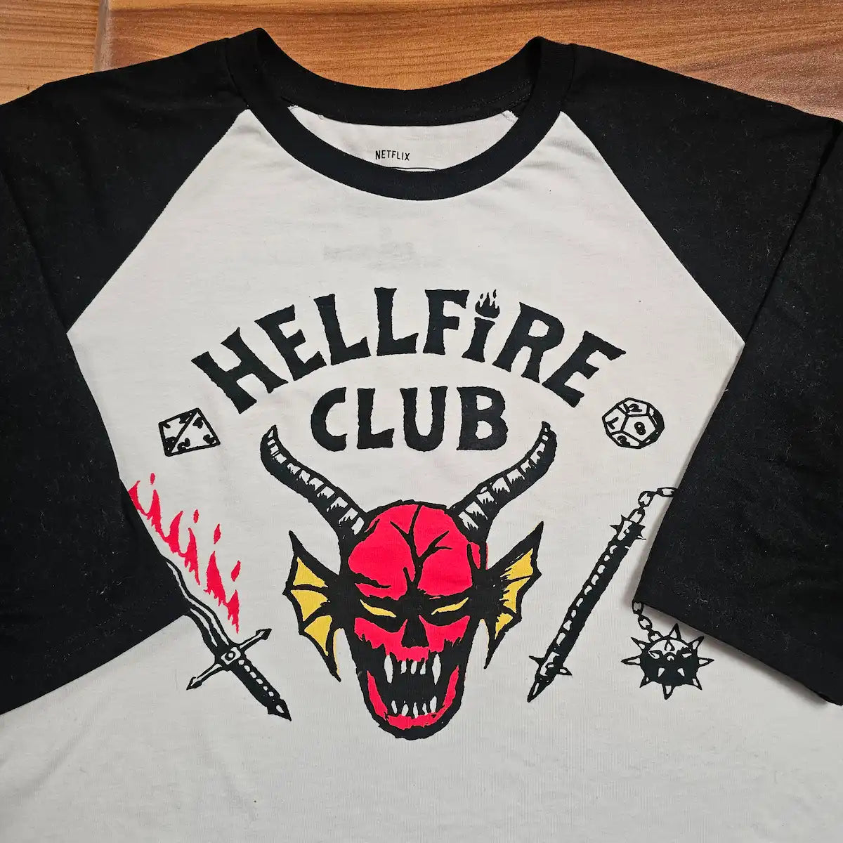 Playera Stranger Things Hellfire club estilo Raglan Mujer