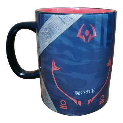 Parte trasera de la taza jumbo de Sukuna con símbolos malditos y detalles en rojo sobre fondo azul oscuro.
