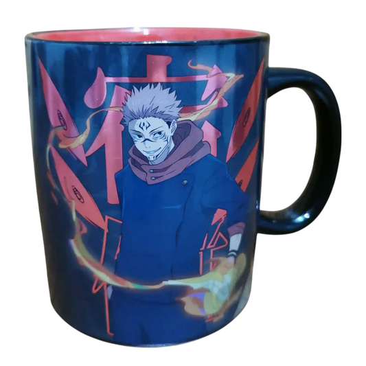 Taza jumbo de Sukuna con interior rojo, ilustración detallada y elementos visuales en llamas, ideal para coleccionistas de Jujutsu Kaisen.