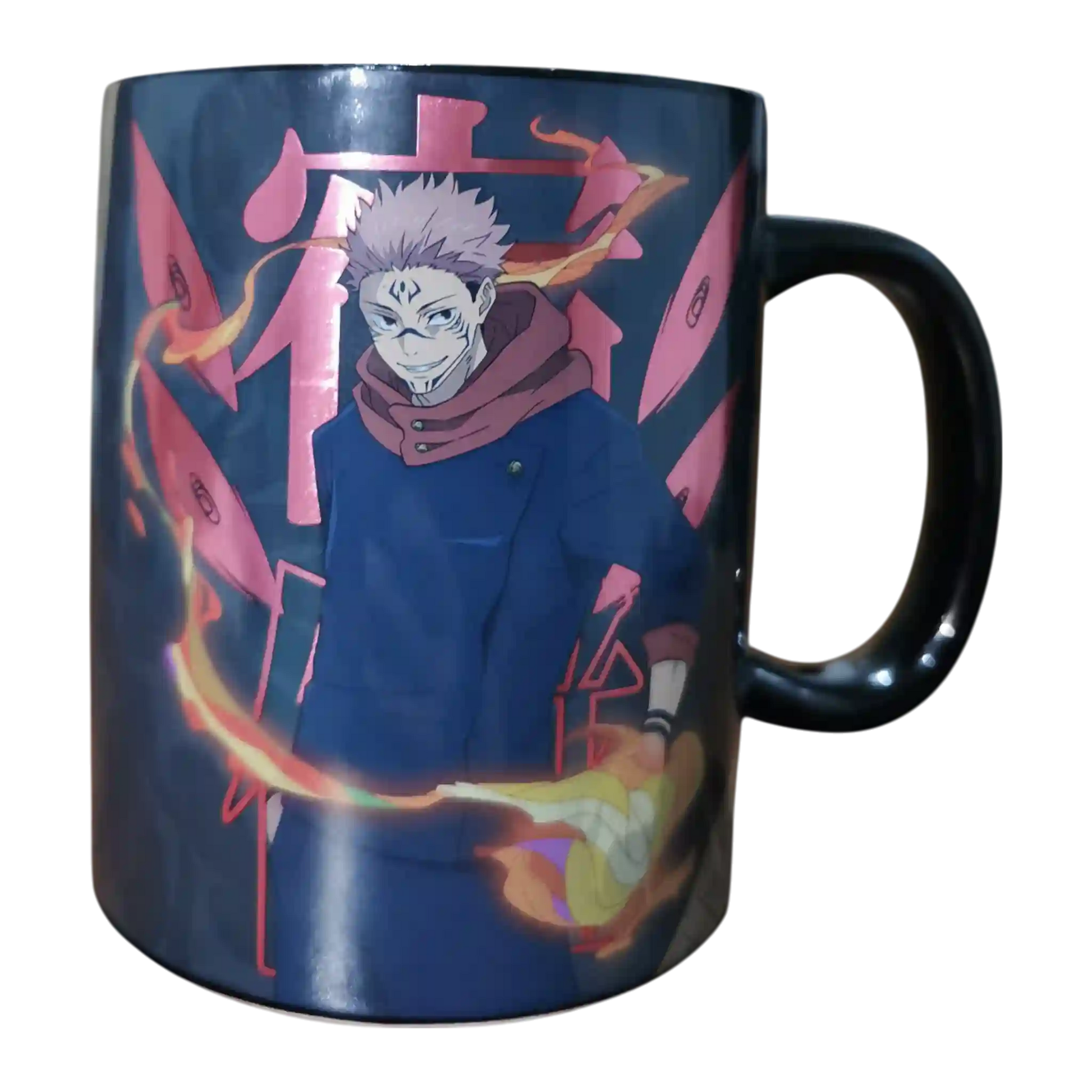 Vista frontal de la taza jumbo de Sukuna de Jujutsu Kaisen, con diseño intenso en tonos oscuros y acabado brillante