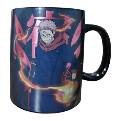 Vista frontal de la taza jumbo de Sukuna de Jujutsu Kaisen, con diseño intenso en tonos oscuros y acabado brillante