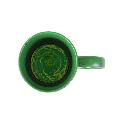 Vista superior de la taza Pickle Rick mostrando un portal verde decorativo en el interior