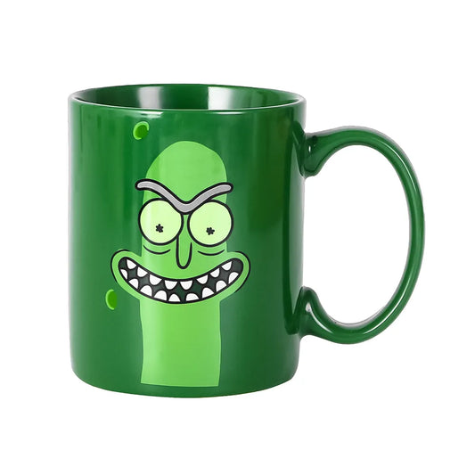 Vista frontal de la taza Pickle Rick de Rick and Morty con el rostro de Rick en forma de pepinillo