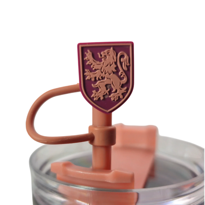Detalle del popote del termo Gryffindor con escudo de la casa en relieve