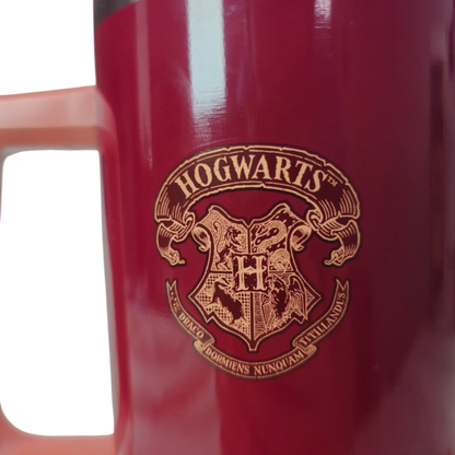 Diseño del escudo de Hogwarts grabado en la parte trasera del termo Gryffindor