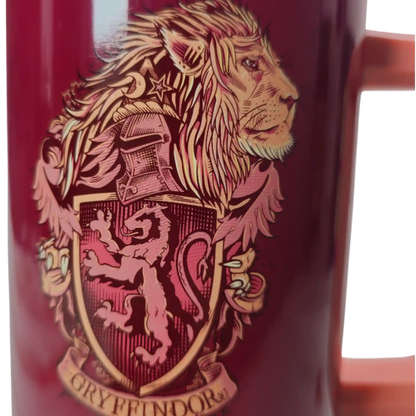 Primer plano del escudo de Gryffindor con león dorado sobre fondo rojo