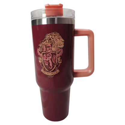 Termo Gryffindor sin popote, mostrando el diseño del escudo y la tapa transparente