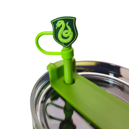 Detalle del popote con escudo de Slytherin en termo metálico verde de Harry Potter