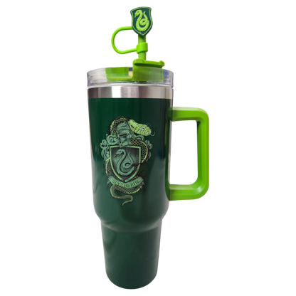 Termo metálico verde con escudo de Slytherin, popote decorado y asa verde