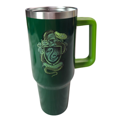Termo Slytherin sin tapa, mostrando diseño del escudo y asa ergonómica verde