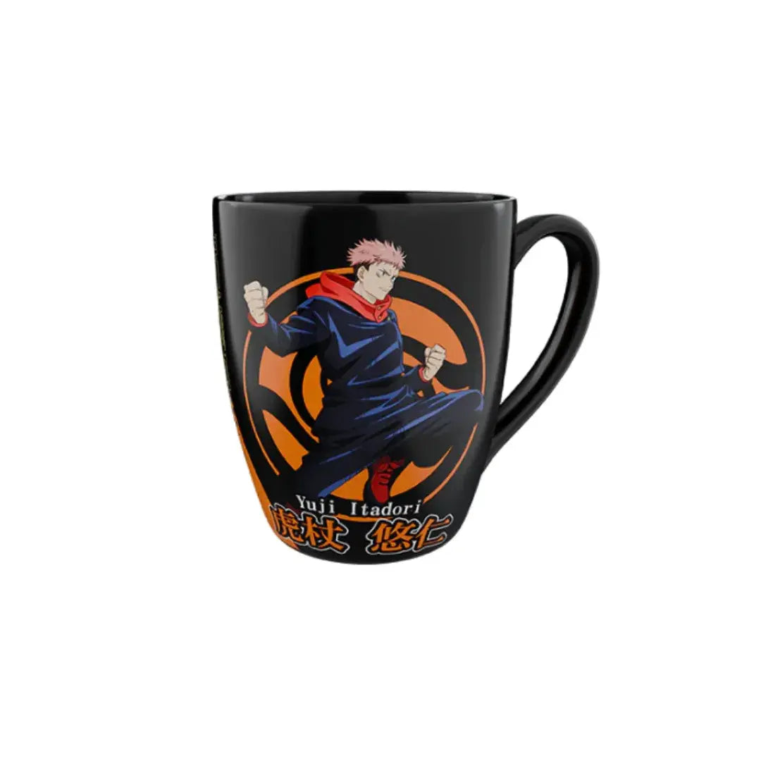 Taza negra coleccionable con diseño de Yuji Itadori y fondo naranja. Parte del set de vajilla de Jujutsu Kaisen